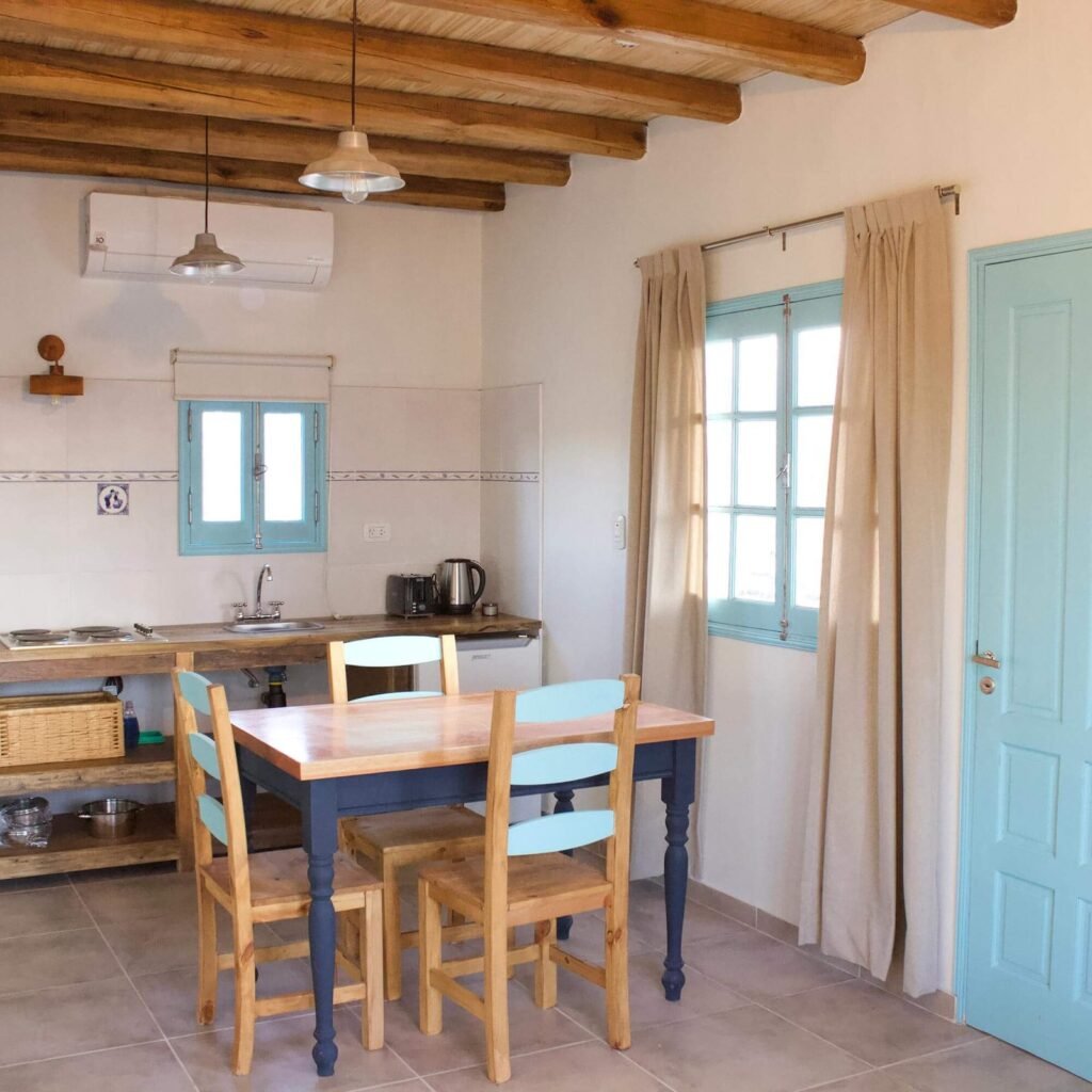 Cocina/Comedor de casa Cielo, mesa con tres sillas y cocina equipada