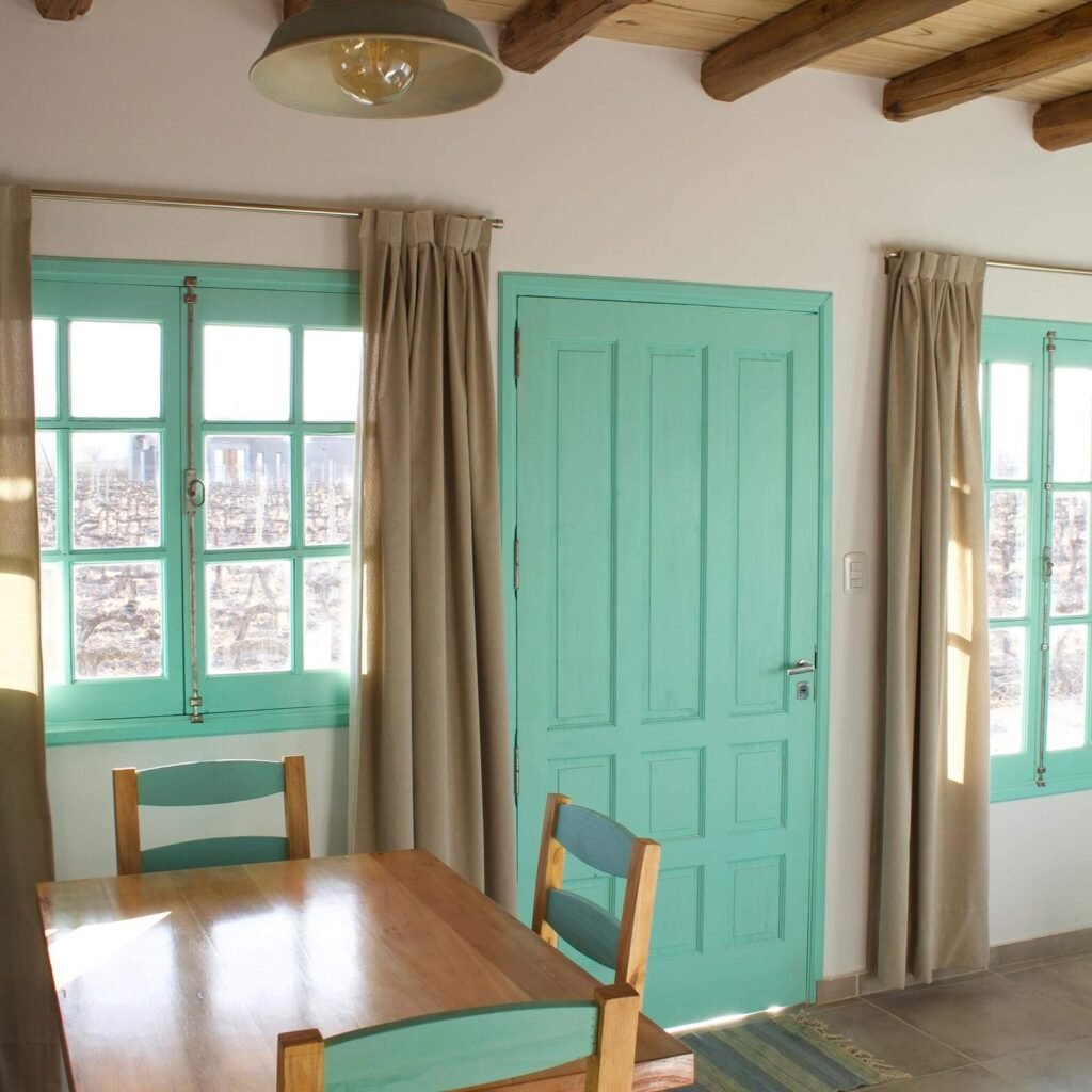 Sala de casa Oliva, con mesa con tes sillas