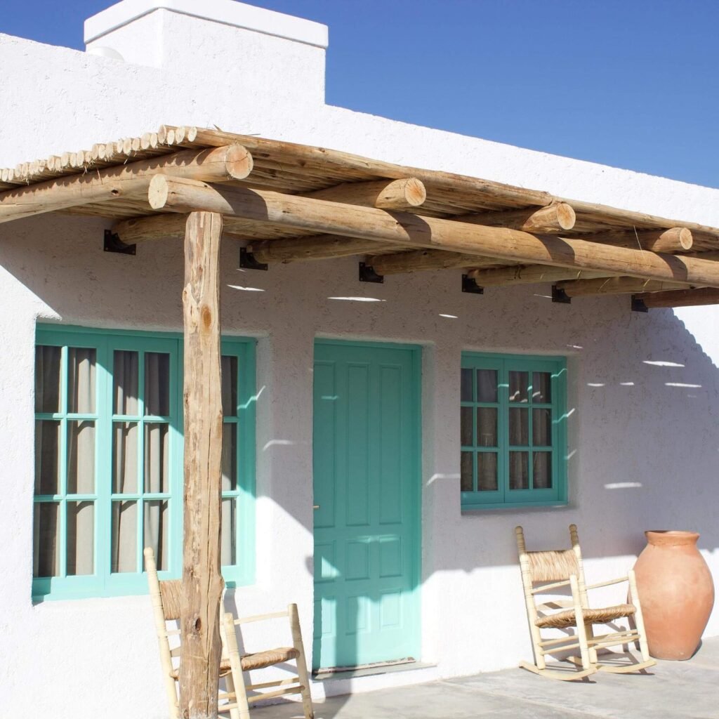 Galería con sillas hamaca casa Oliva