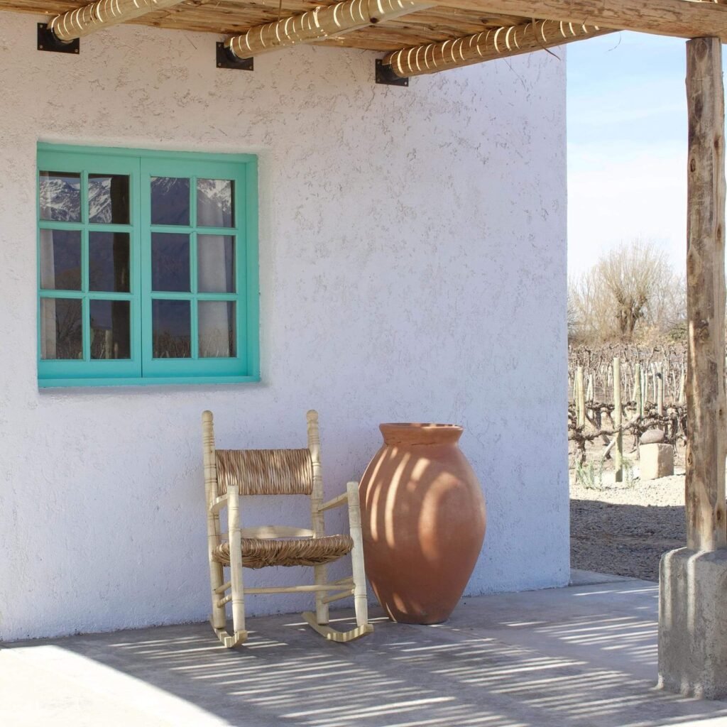 Galería con silla hamaca casa Oliva