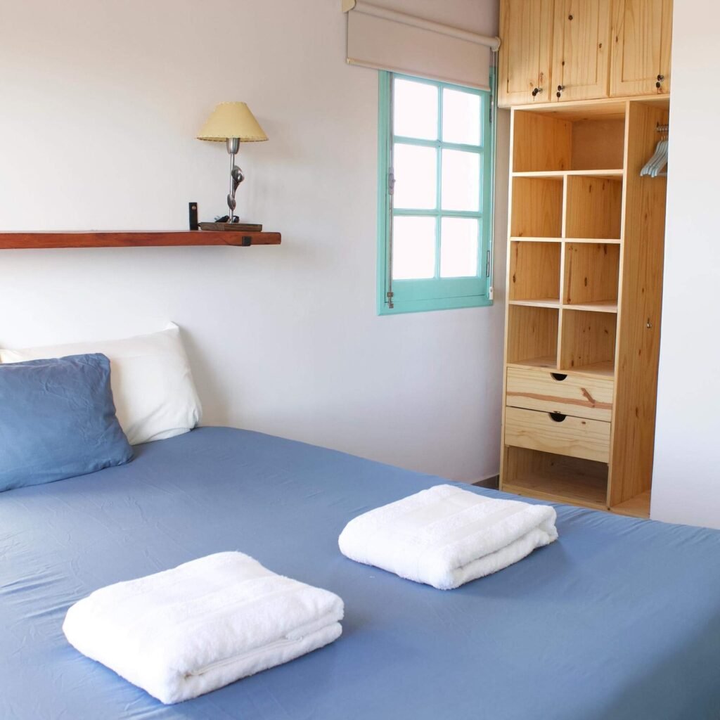 Dormitorio de casa Oliva, cama con 2 plazas y ropero
