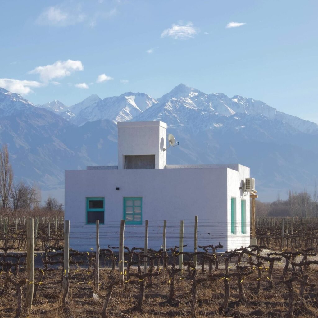 Exterior de casa Oliva con vista a la cordillera