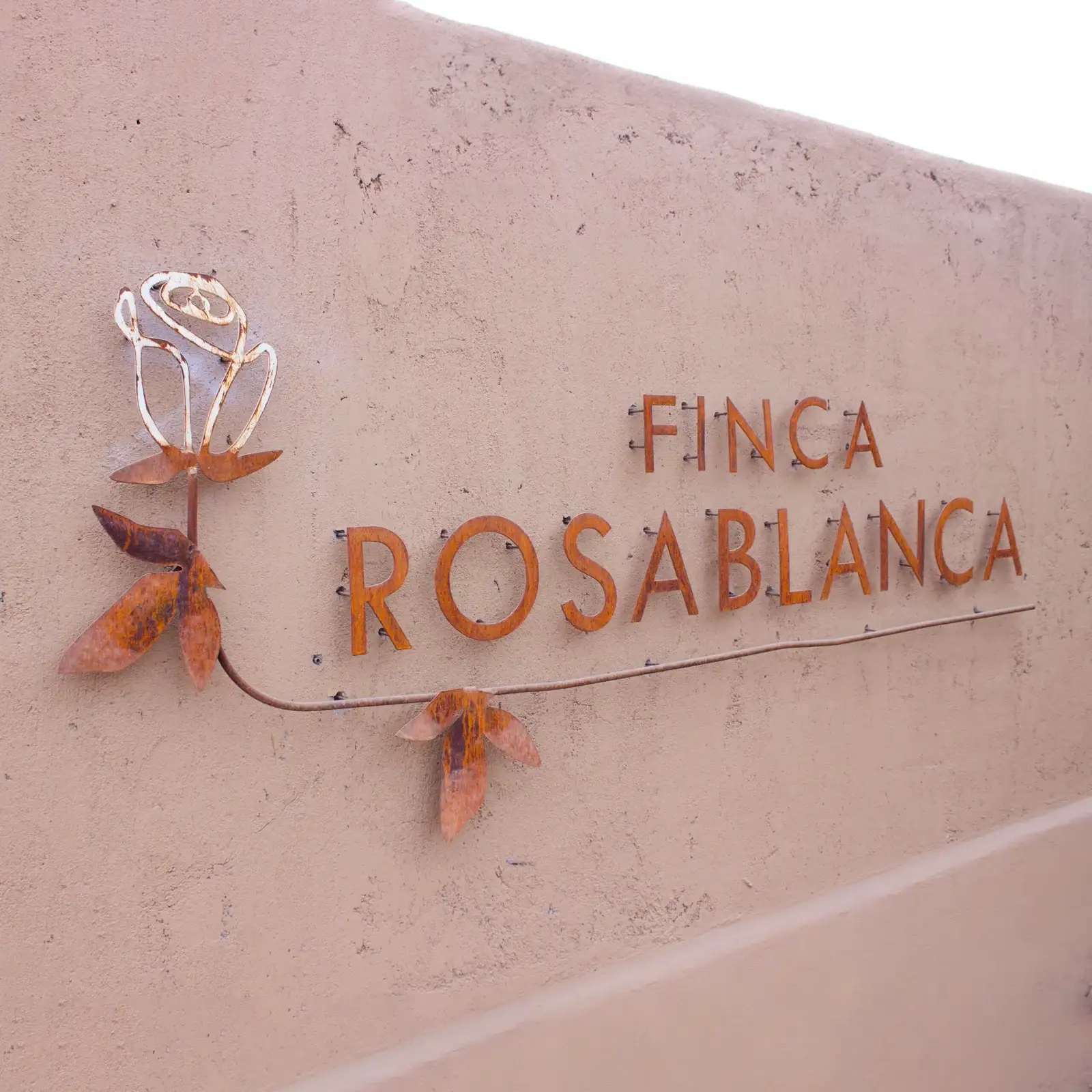 Logo Finca Rosablanca en entrada