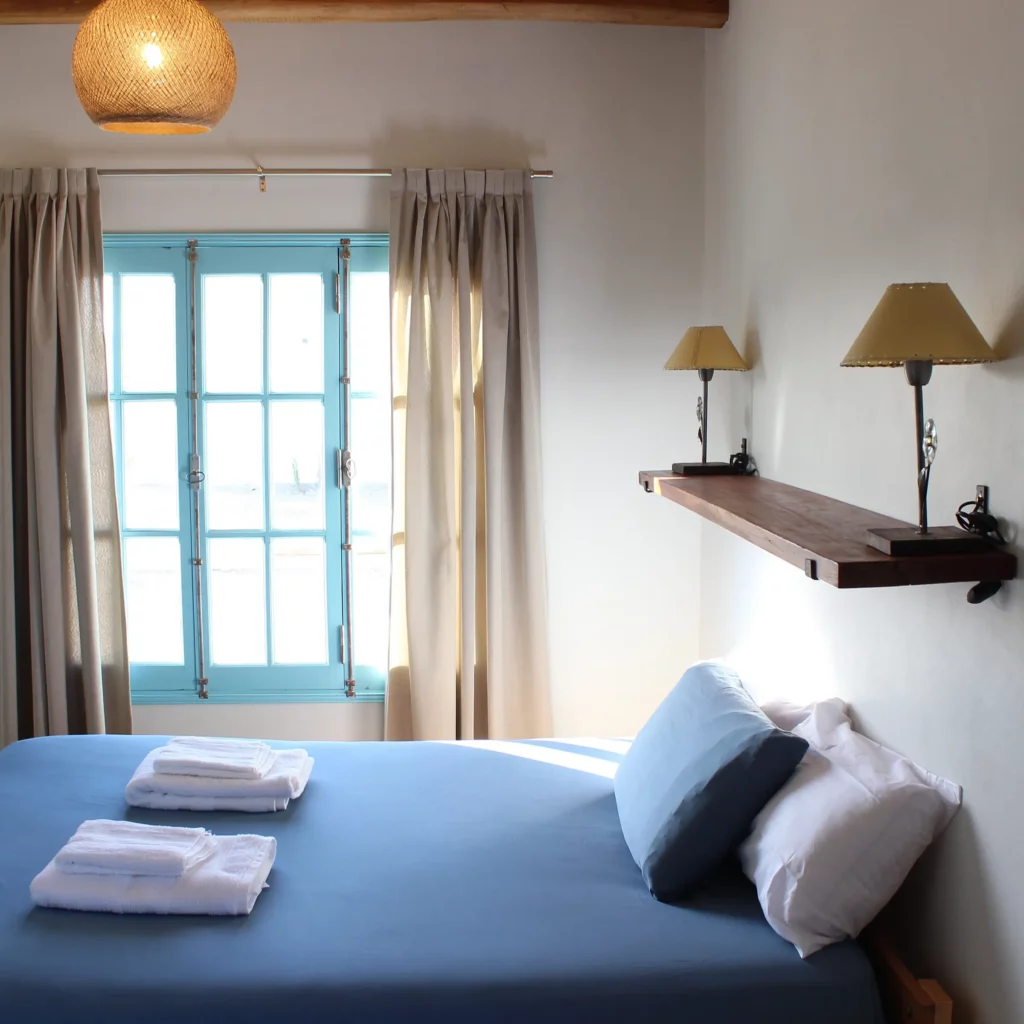Dormitorio de casa cielo con ventana grande